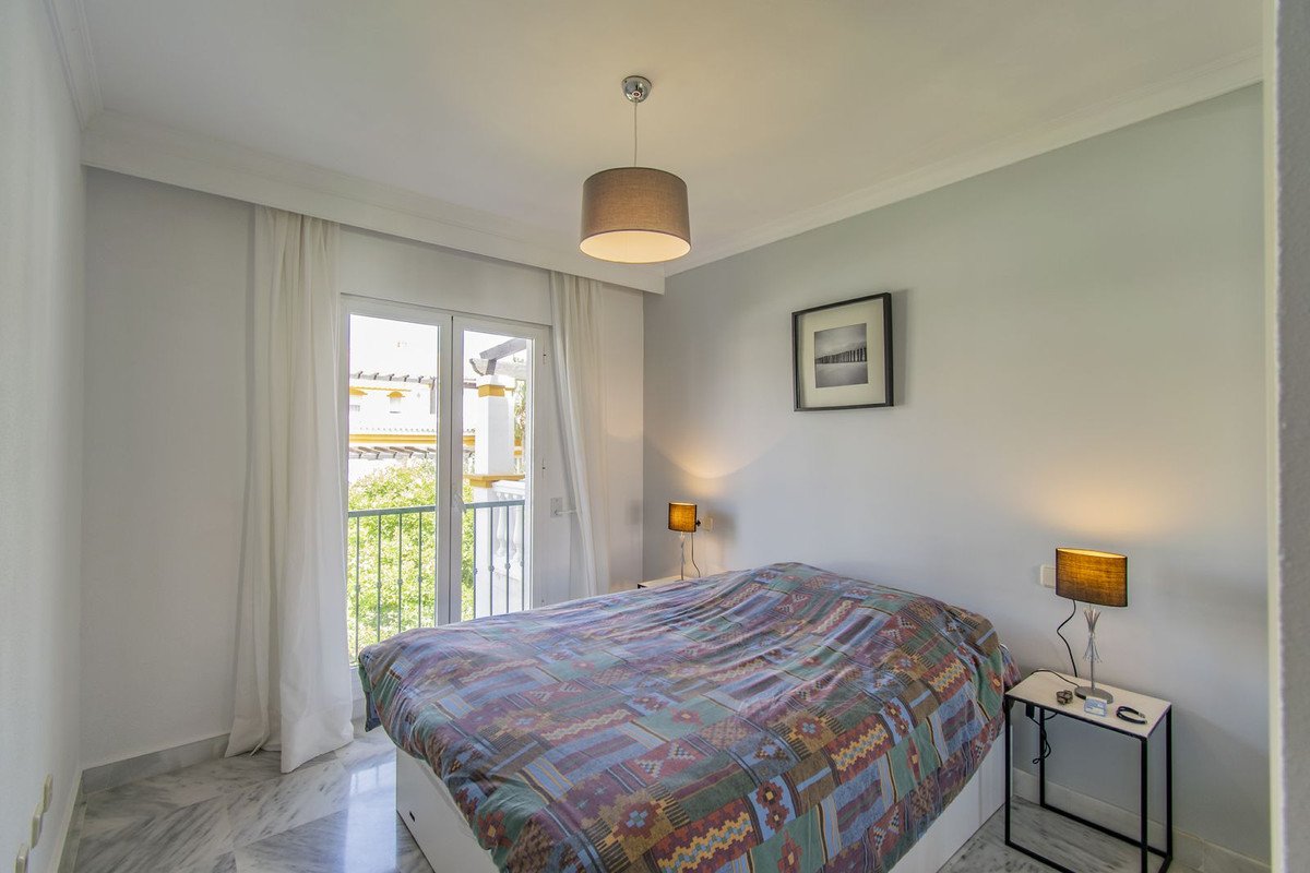 2 Bed Middle Floor Apartment in Nueva Andalucía
