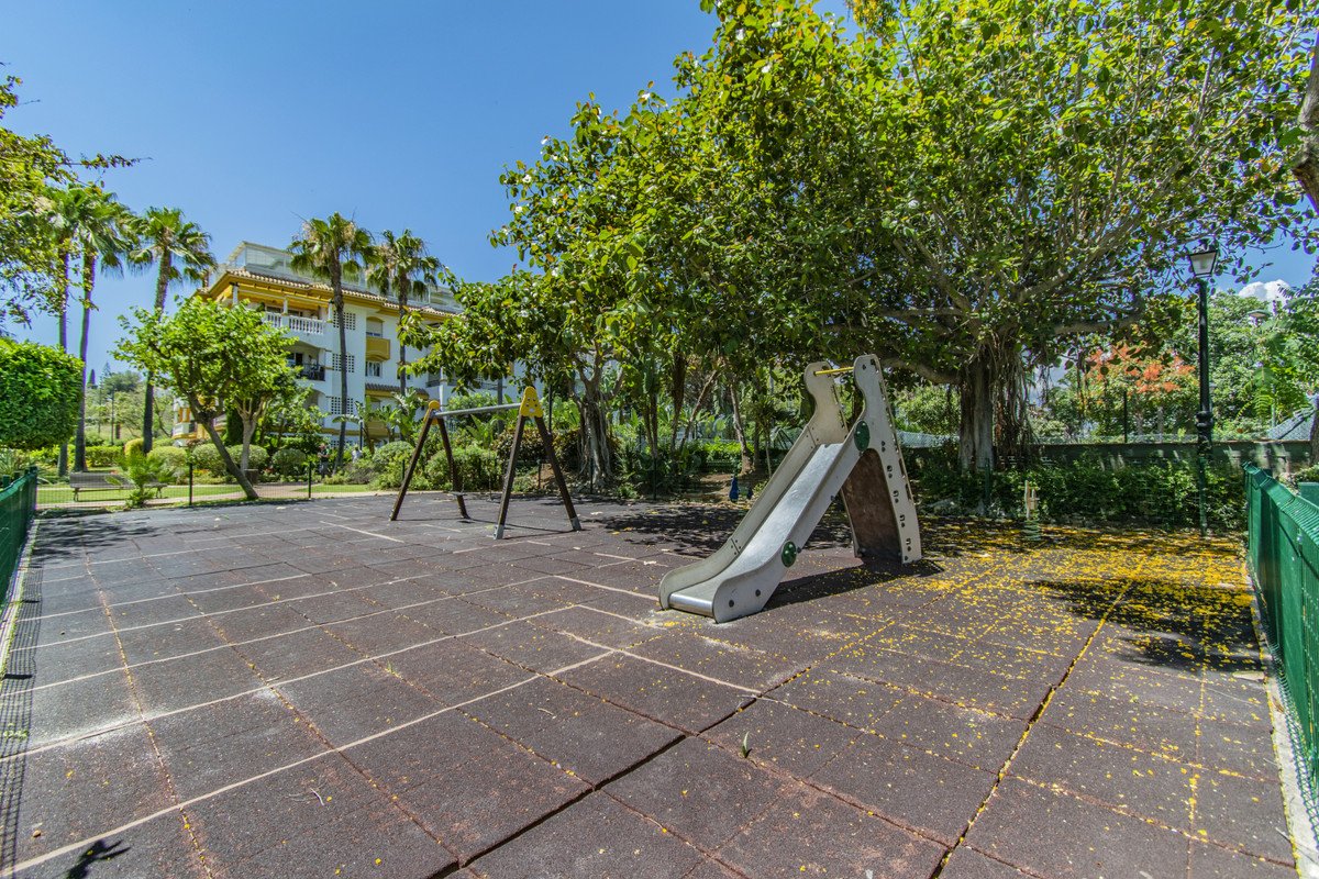 2 Bed Middle Floor Apartment in Nueva Andalucía