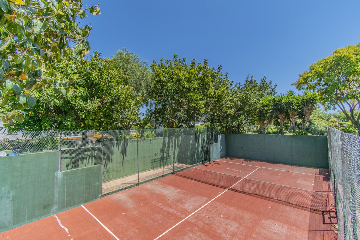 2 Bed Middle Floor Apartment in Nueva Andalucía