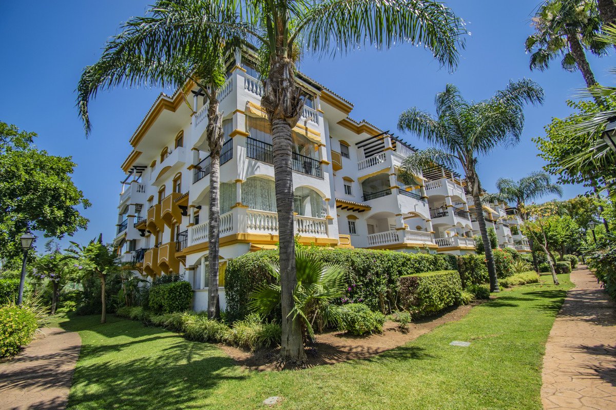2 Bed Middle Floor Apartment in Nueva Andalucía