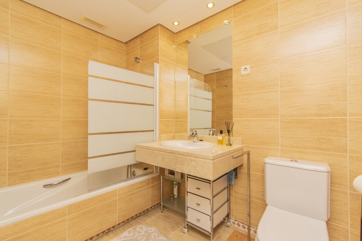 2 Bed Middle Floor Apartment in Nueva Andalucía