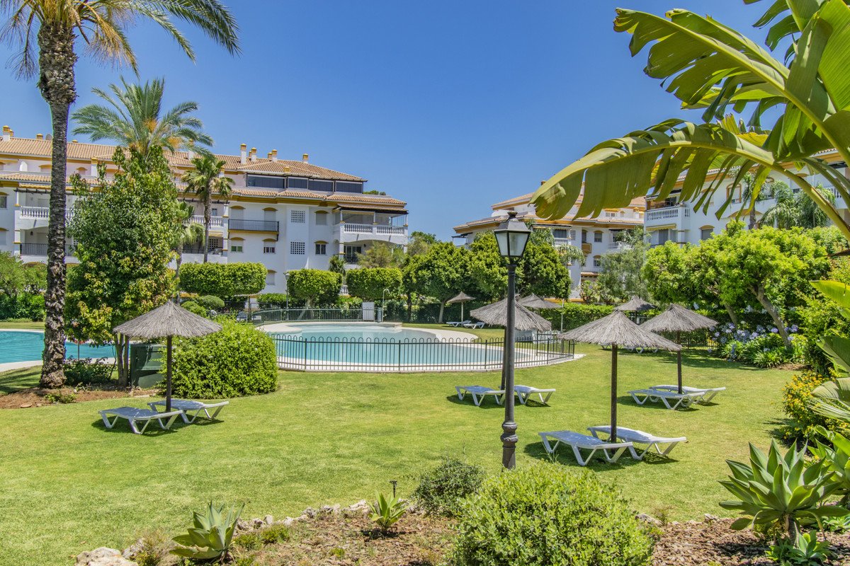 2 Bed Middle Floor Apartment in Nueva Andalucía