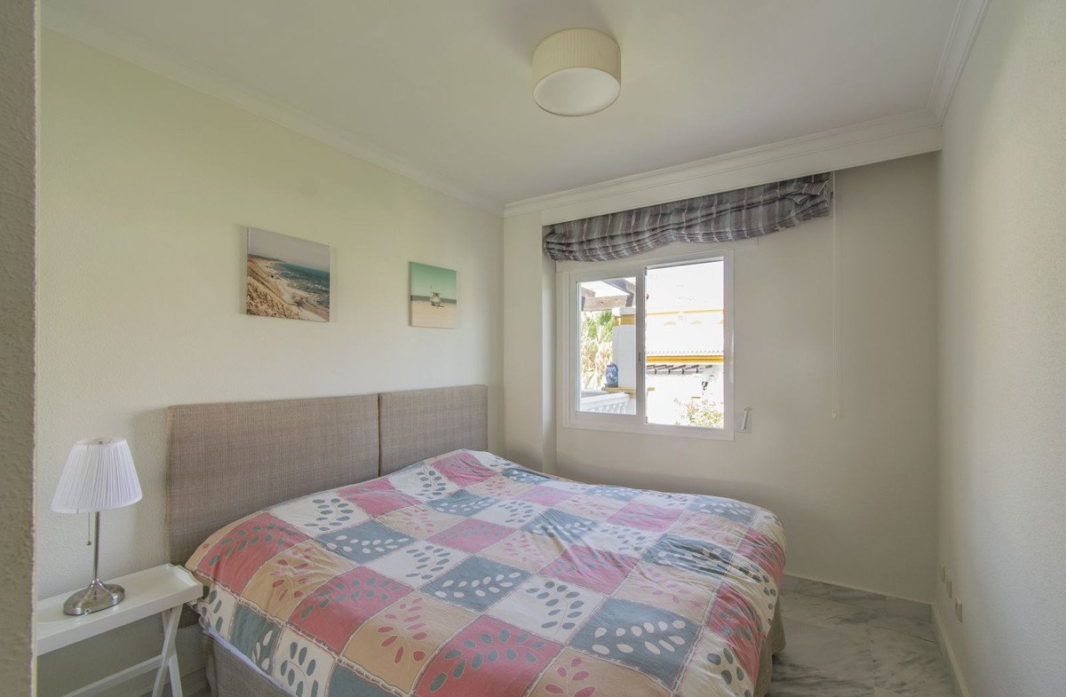 2 Bed Middle Floor Apartment in Nueva Andalucía