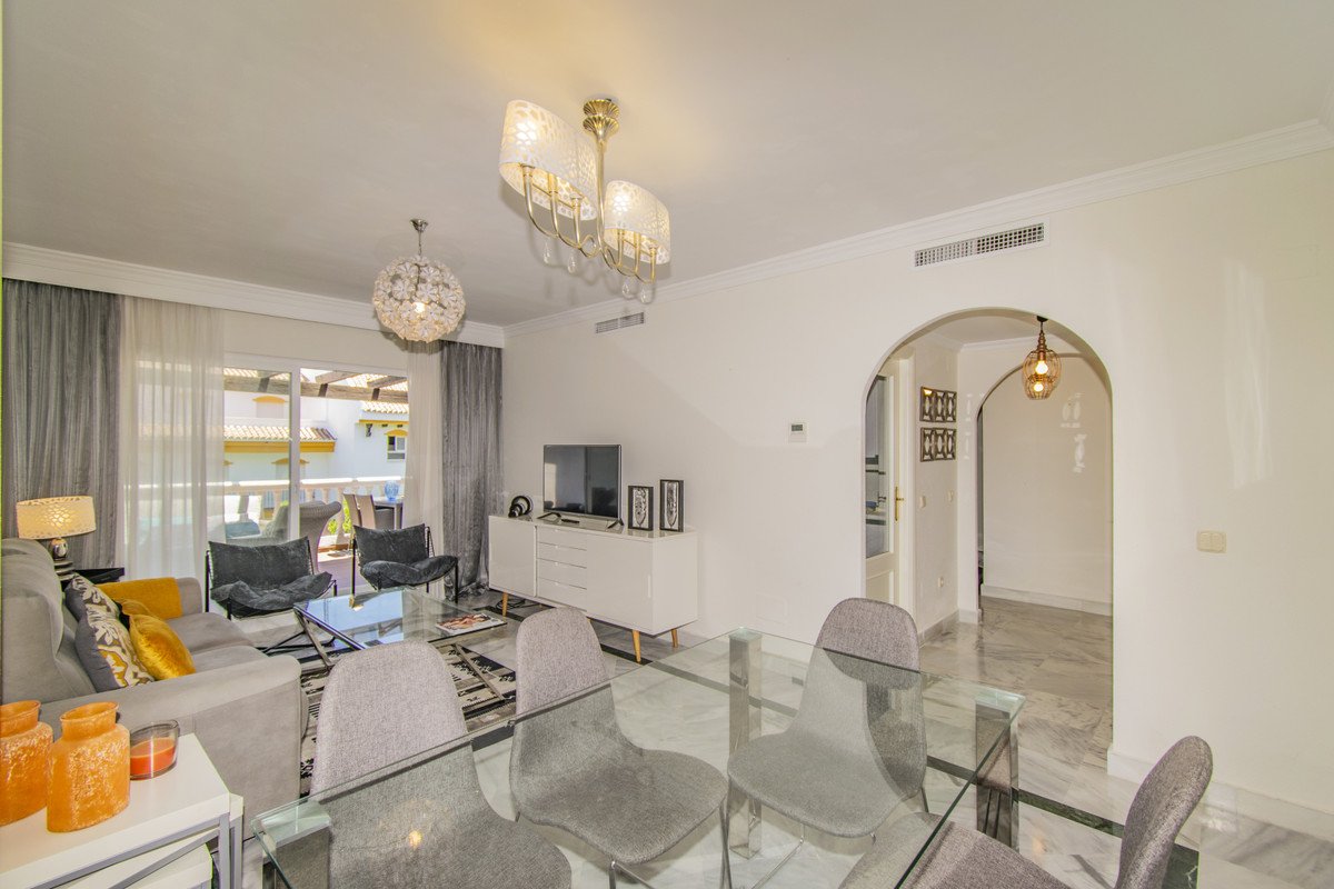 2 Bed Middle Floor Apartment in Nueva Andalucía