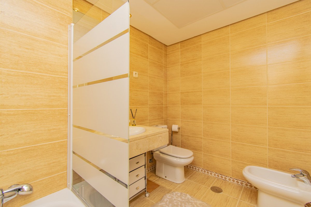 2 Bed Middle Floor Apartment in Nueva Andalucía