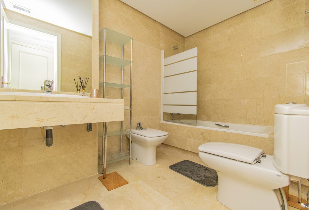 2 Bed Middle Floor Apartment in Nueva Andalucía