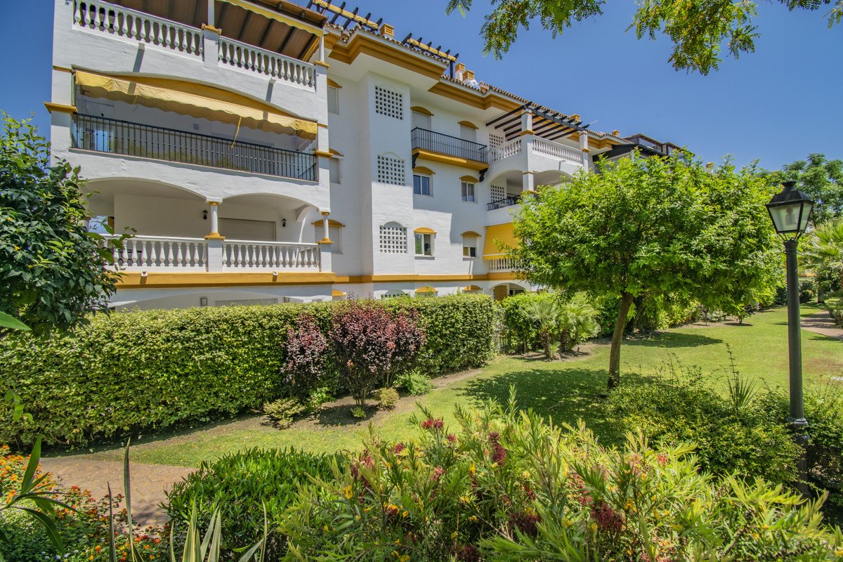 2 Bed Middle Floor Apartment in Nueva Andalucía