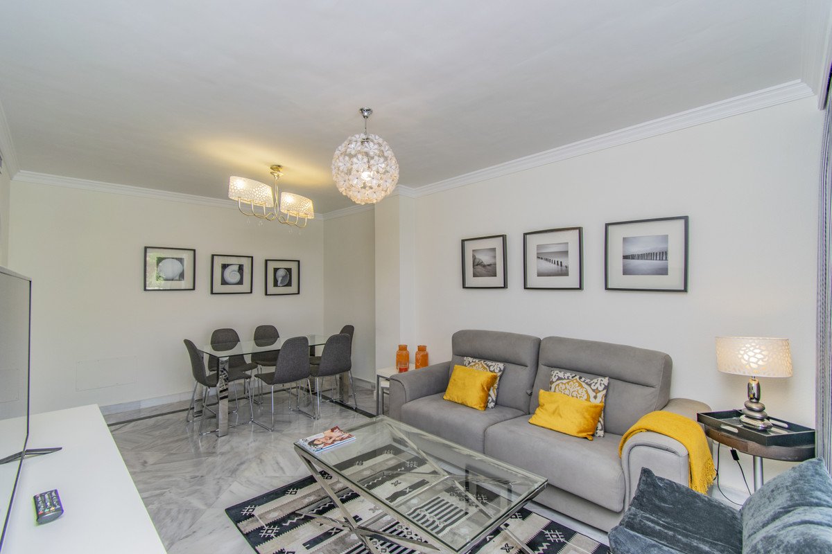 2 Bed Middle Floor Apartment in Nueva Andalucía