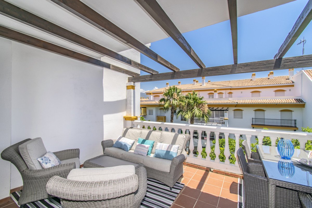2 Bed Middle Floor Apartment in Nueva Andalucía