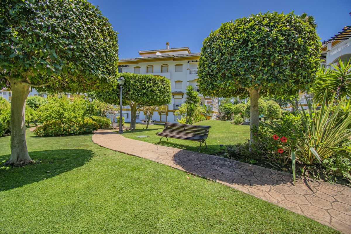 2 Bed Middle Floor Apartment in Nueva Andalucía