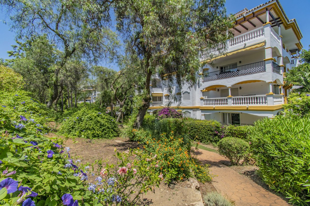 2 Bed Middle Floor Apartment in Nueva Andalucía