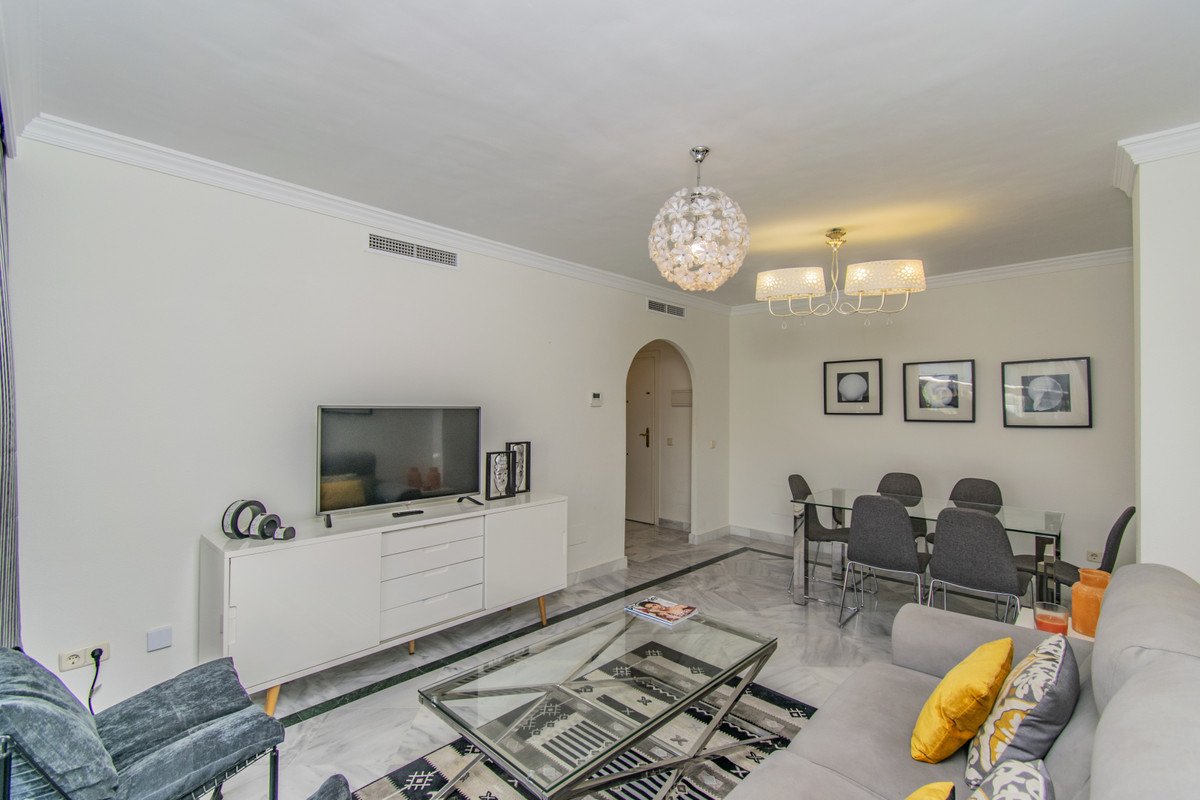 2 Bed Middle Floor Apartment in Nueva Andalucía