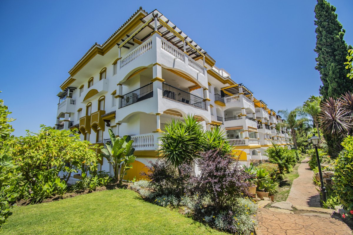 2 Bed Middle Floor Apartment in Nueva Andalucía