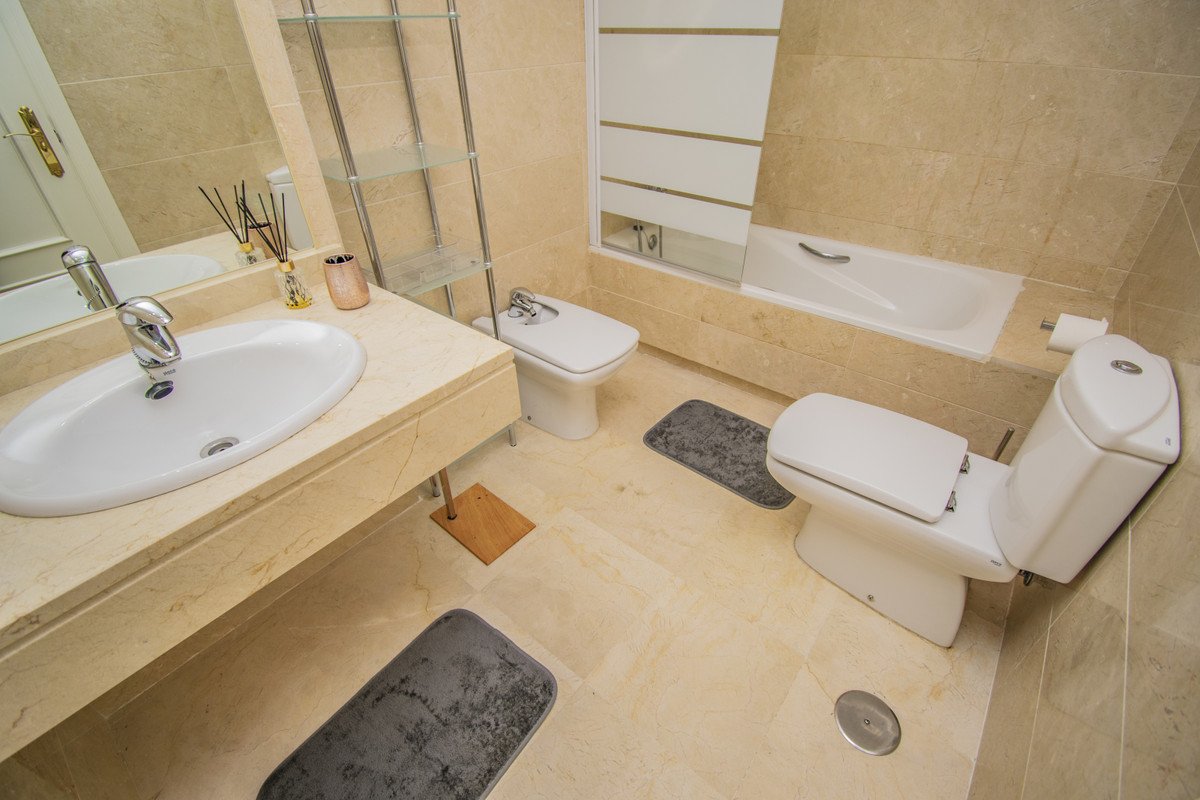 2 Bed Middle Floor Apartment in Nueva Andalucía