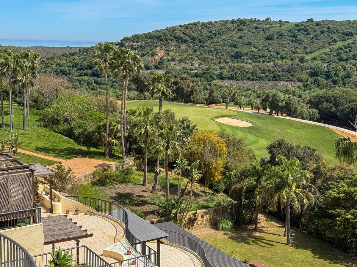 3 Bed Middle Floor Apartment in San Roque Club