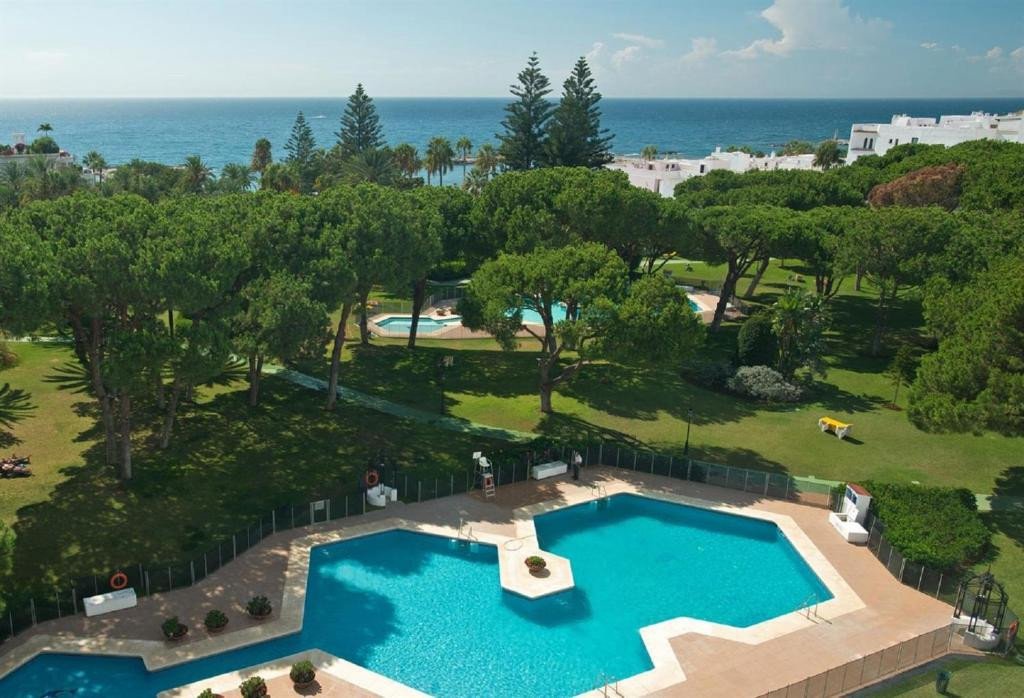 2 Bed Middle Floor Apartment in Puerto Banús