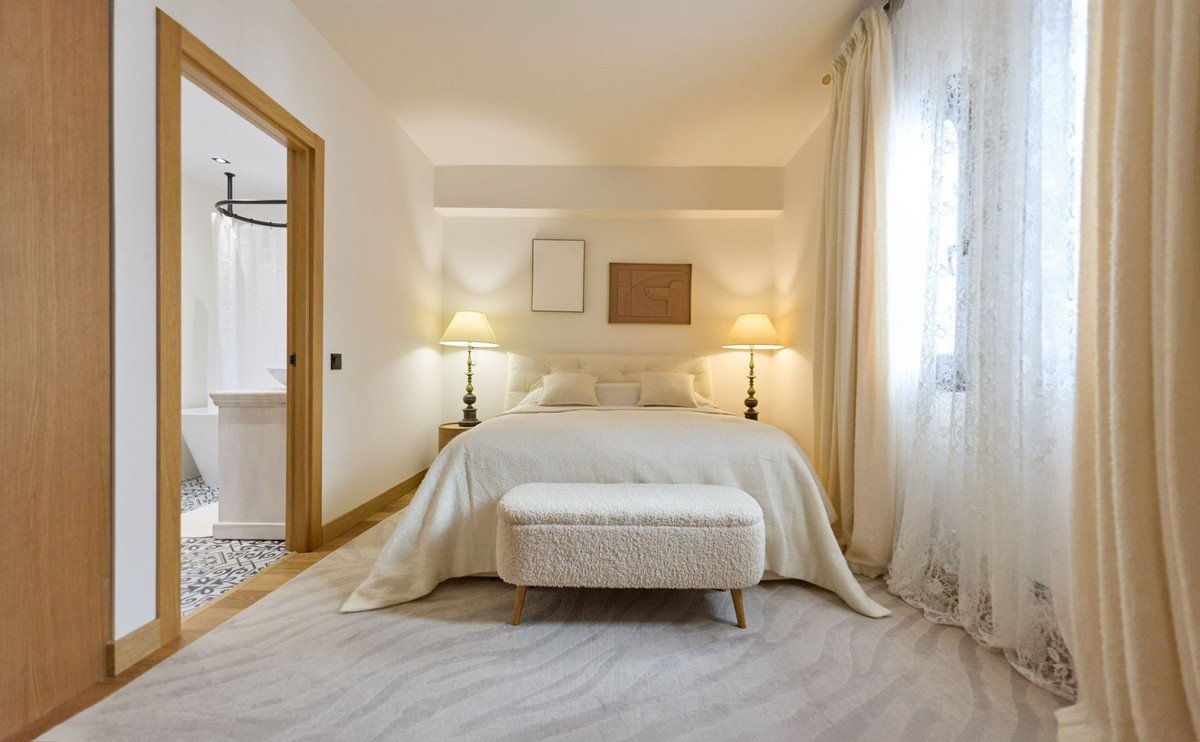2 Bed Middle Floor Apartment in Puerto Banús