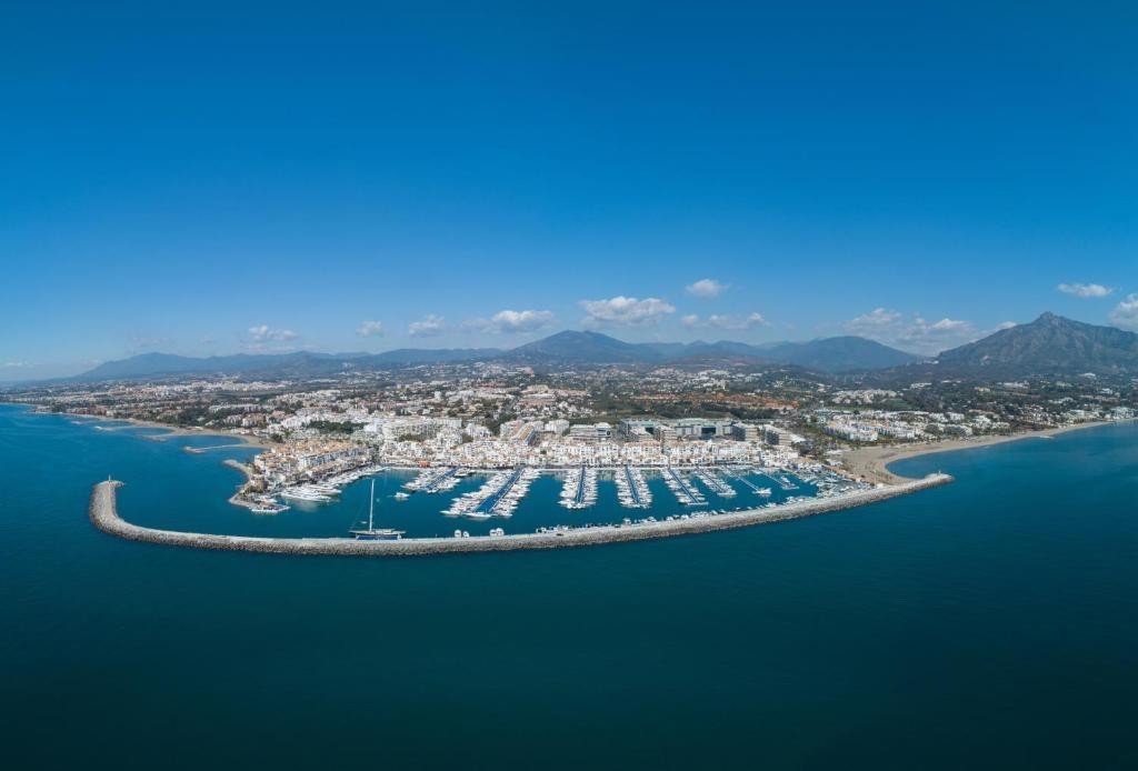 2 Bed Middle Floor Apartment in Puerto Banús