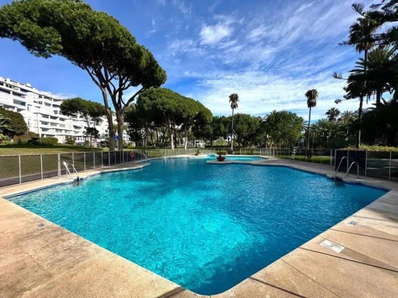 2 Bed Middle Floor Apartment in Puerto Banús