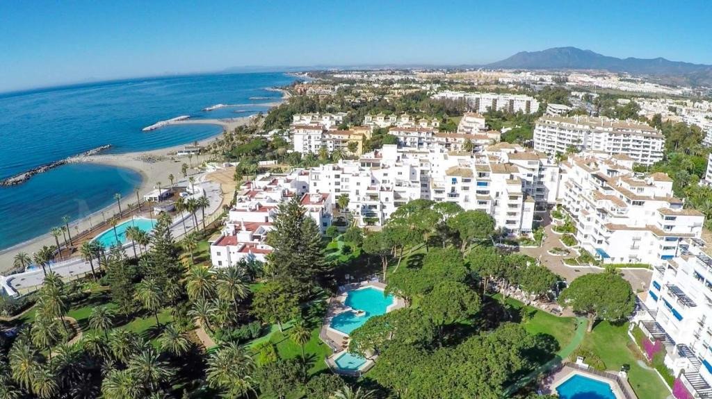 2 Bed Middle Floor Apartment in Puerto Banús