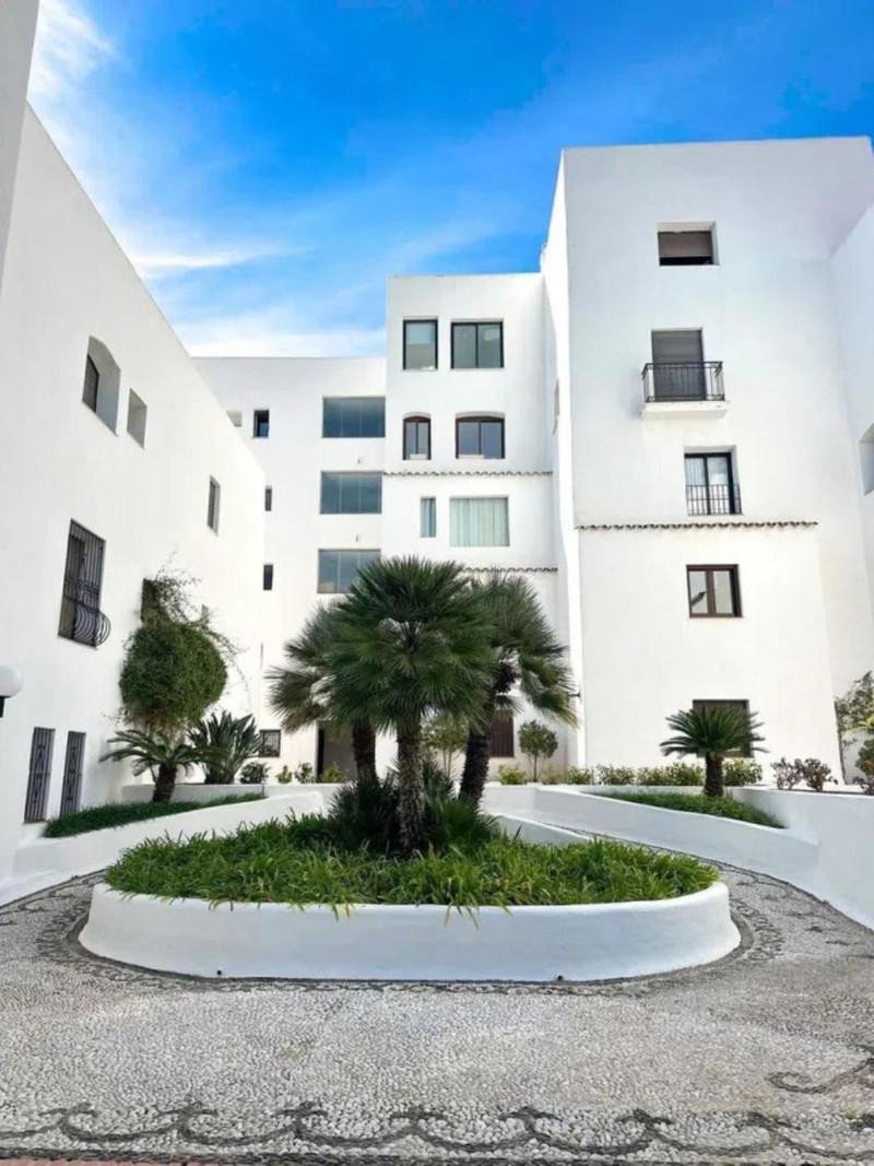 2 Bed Middle Floor Apartment in Puerto Banús