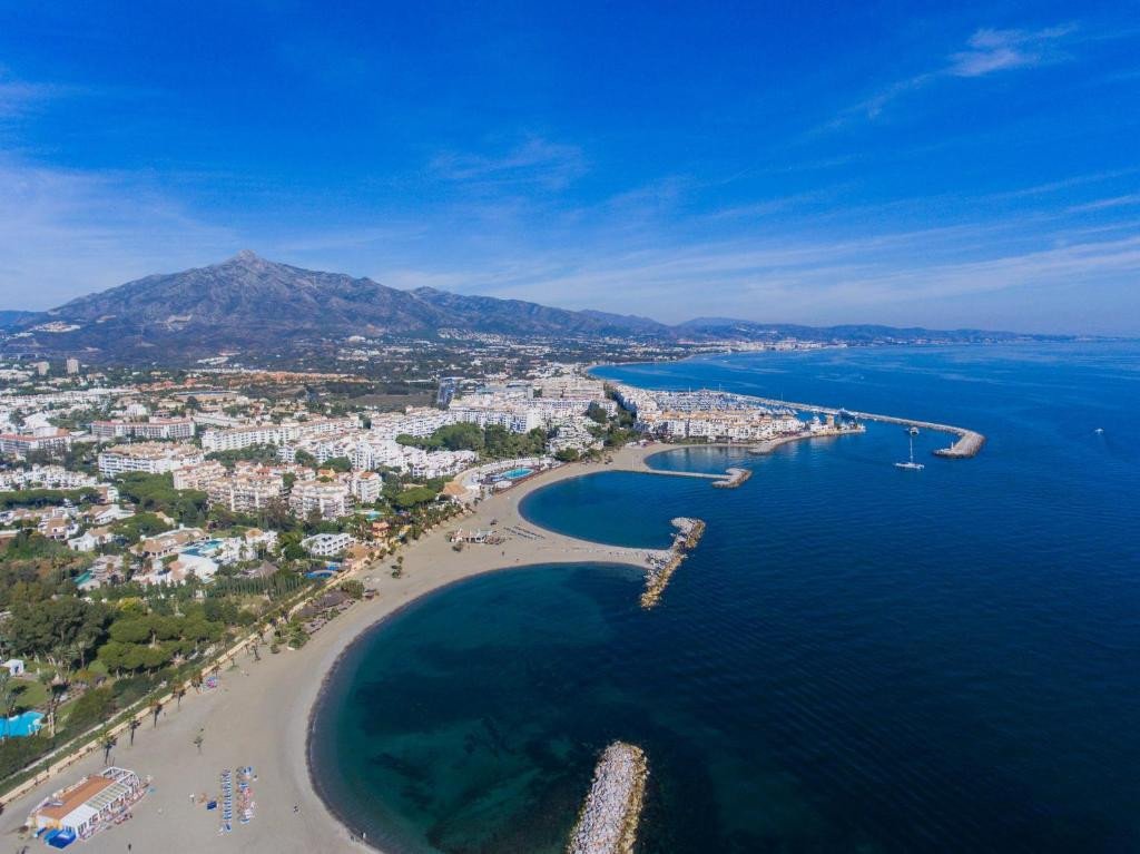 2 Bed Middle Floor Apartment in Puerto Banús