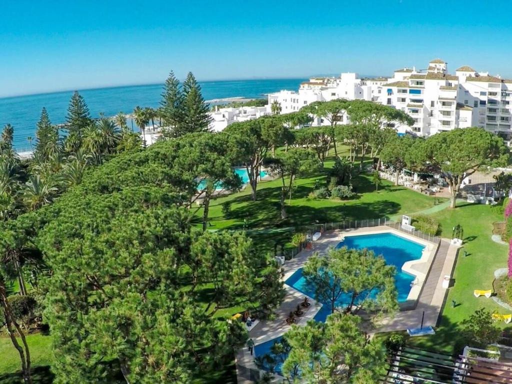2 Bed Middle Floor Apartment in Puerto Banús