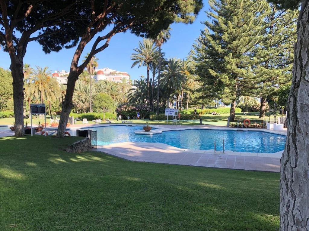 2 Bed Middle Floor Apartment in Puerto Banús