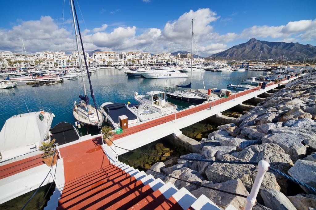 2 Bed Middle Floor Apartment in Puerto Banús