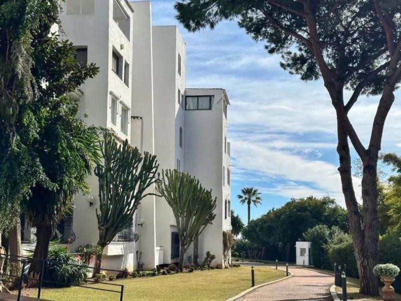 2 Bed Middle Floor Apartment in Puerto Banús