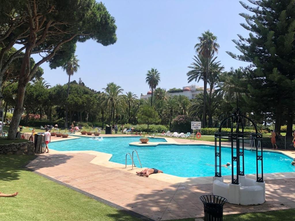 2 Bed Middle Floor Apartment in Puerto Banús