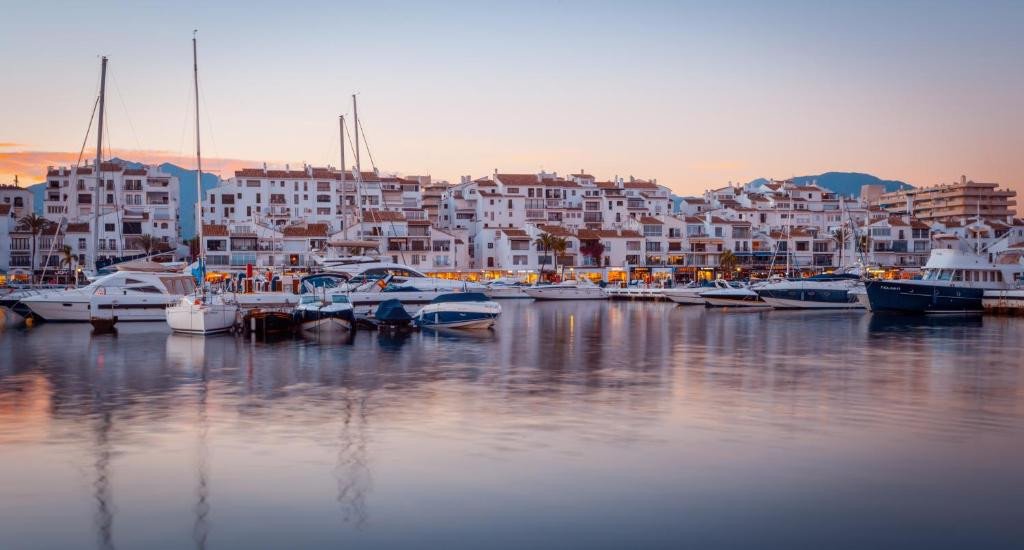 2 Bed Middle Floor Apartment in Puerto Banús