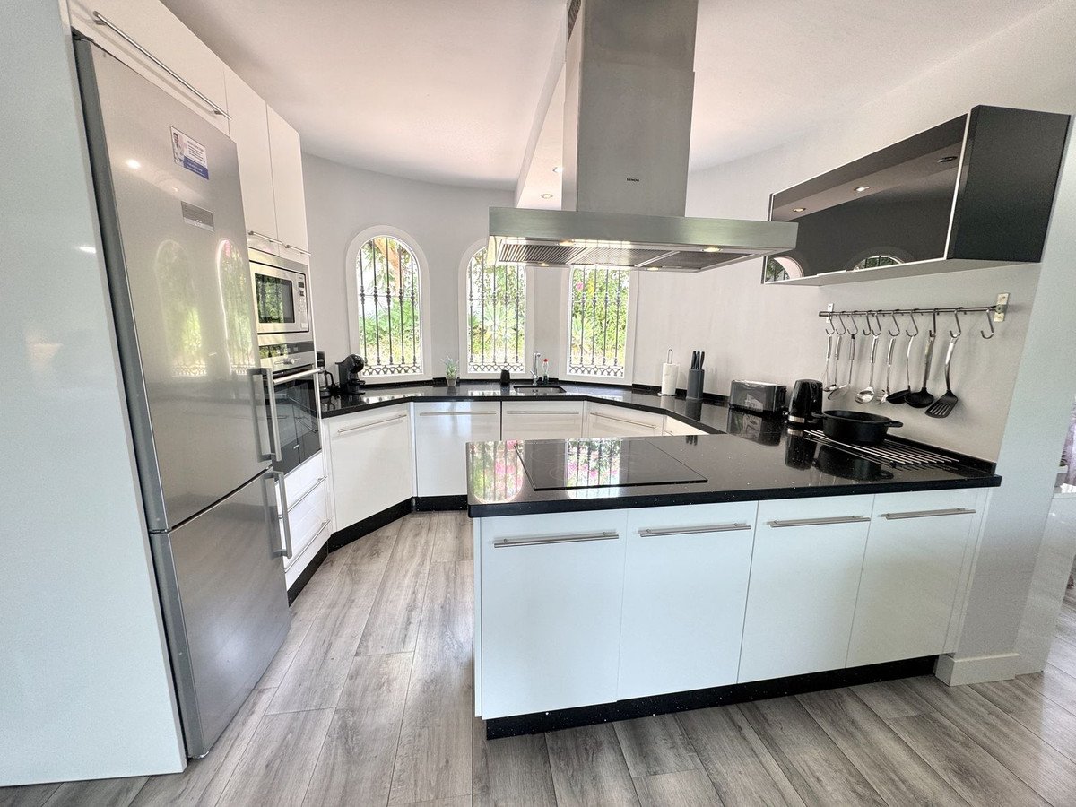 6 Bed Detached Villa in Sierrezuela