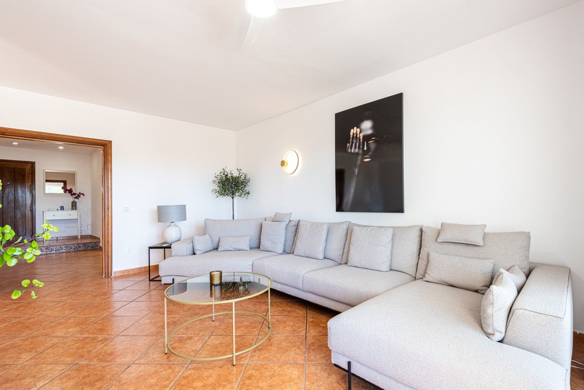 5 Bed Detached Villa in Estepona