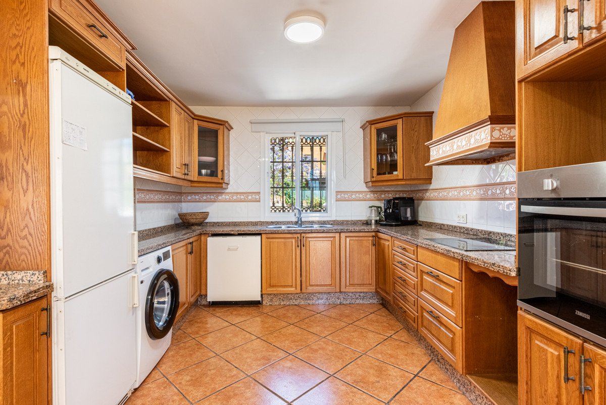 5 Bed Detached Villa in Estepona
