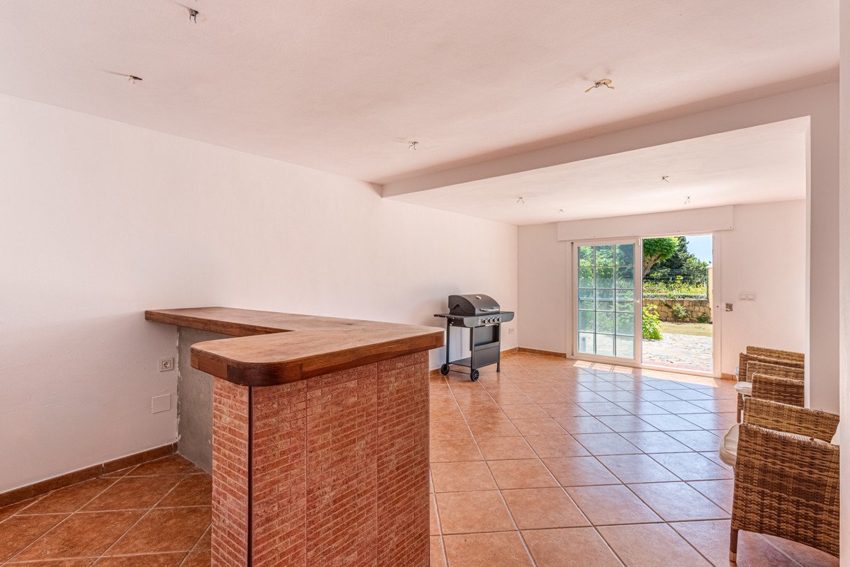 5 Bed Detached Villa in Estepona