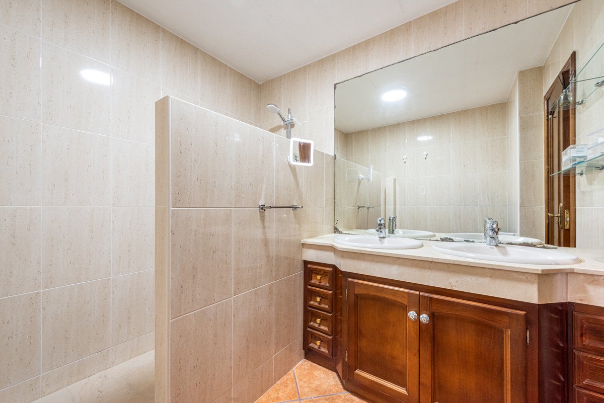 5 Bed Detached Villa in Estepona