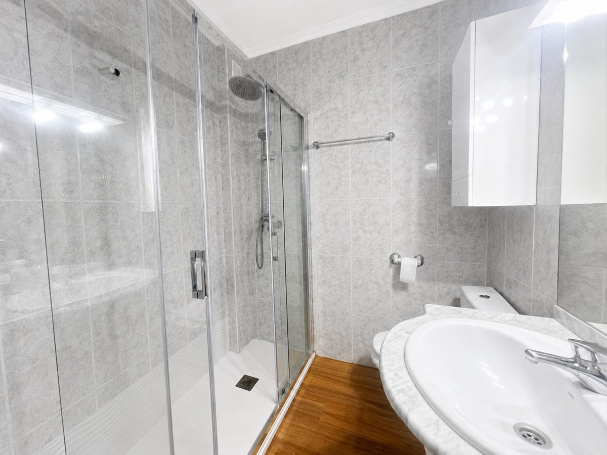 2 Bed Middle Floor Apartment in Estepona