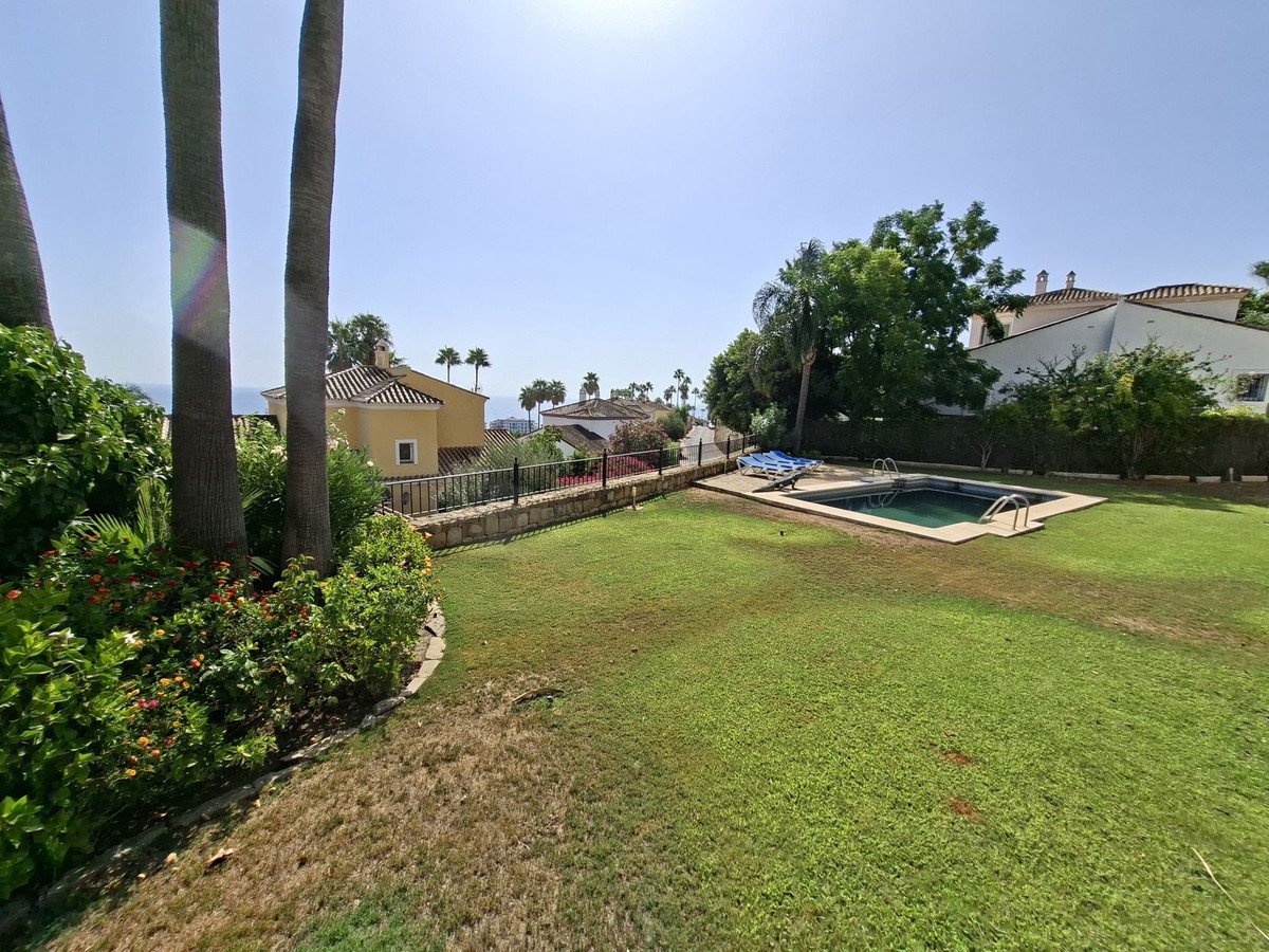 4 Bed Detached Villa in La Duquesa