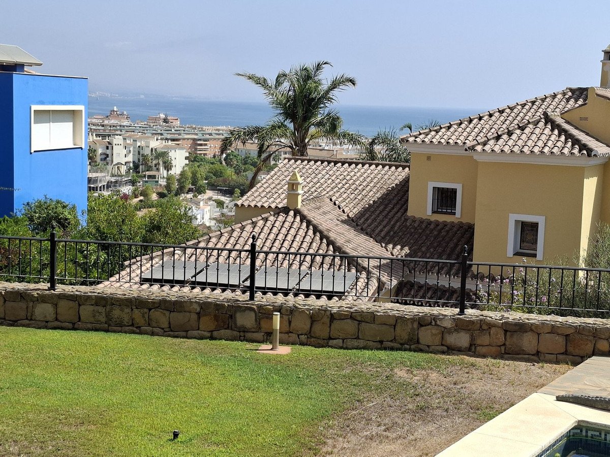 4 Bed Detached Villa in La Duquesa