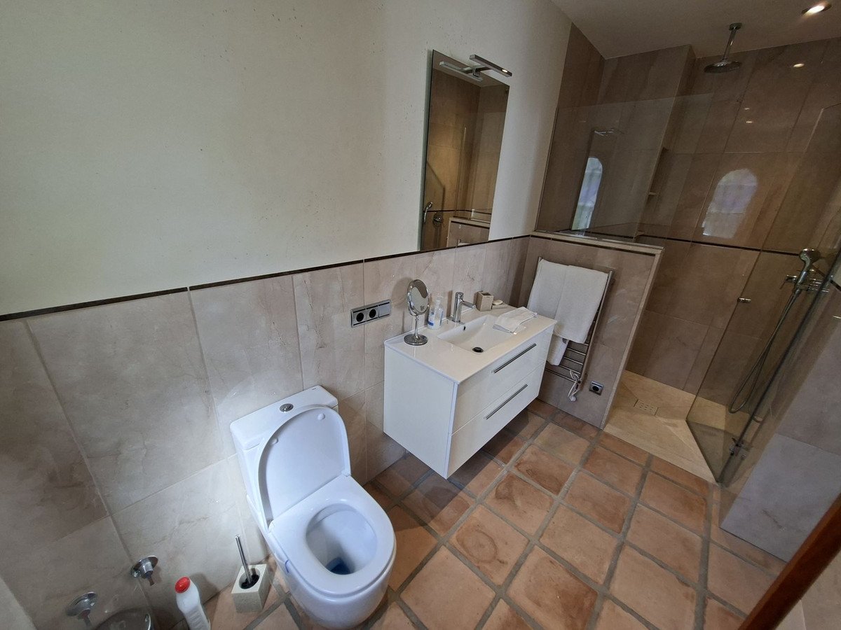 4 Bed Detached Villa in La Duquesa