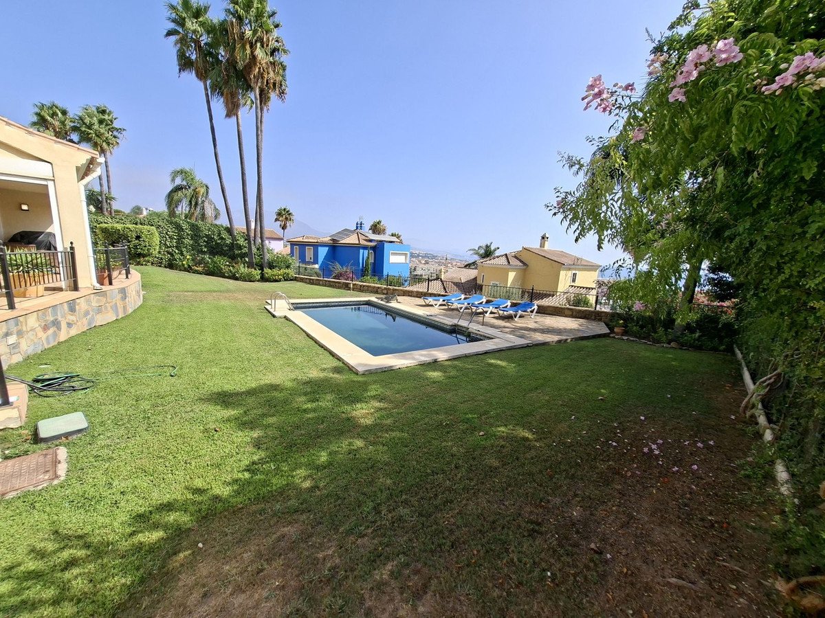 4 Bed Detached Villa in La Duquesa