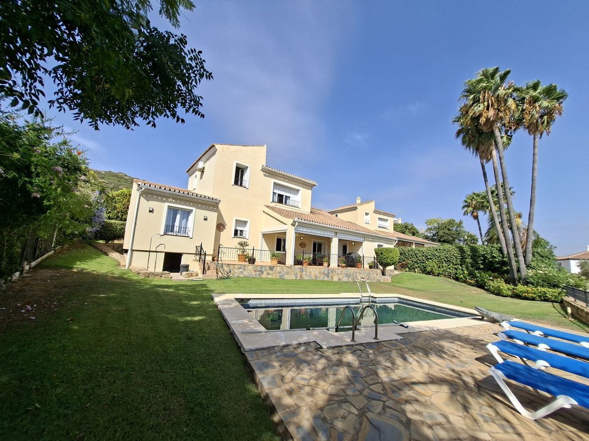 4 Bed Detached Villa in La Duquesa