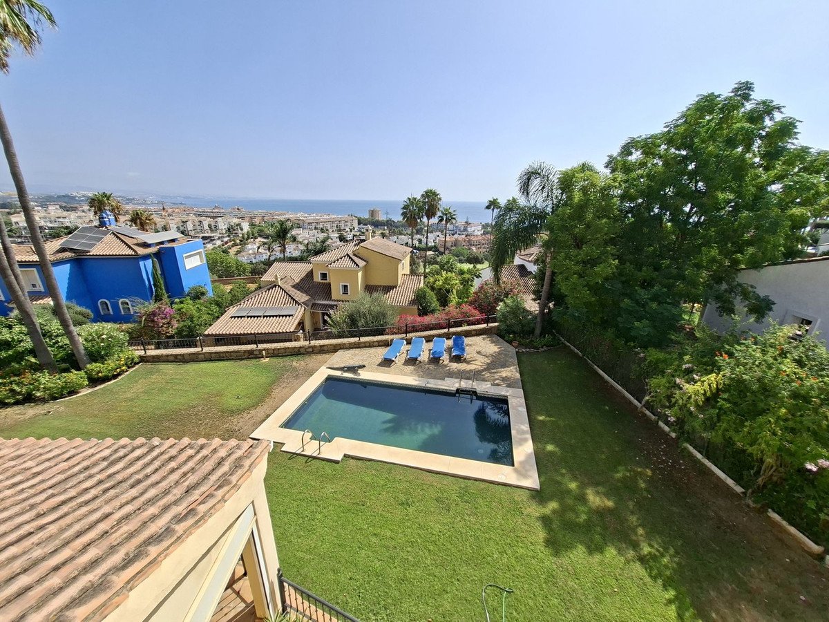 4 Bed Detached Villa in La Duquesa
