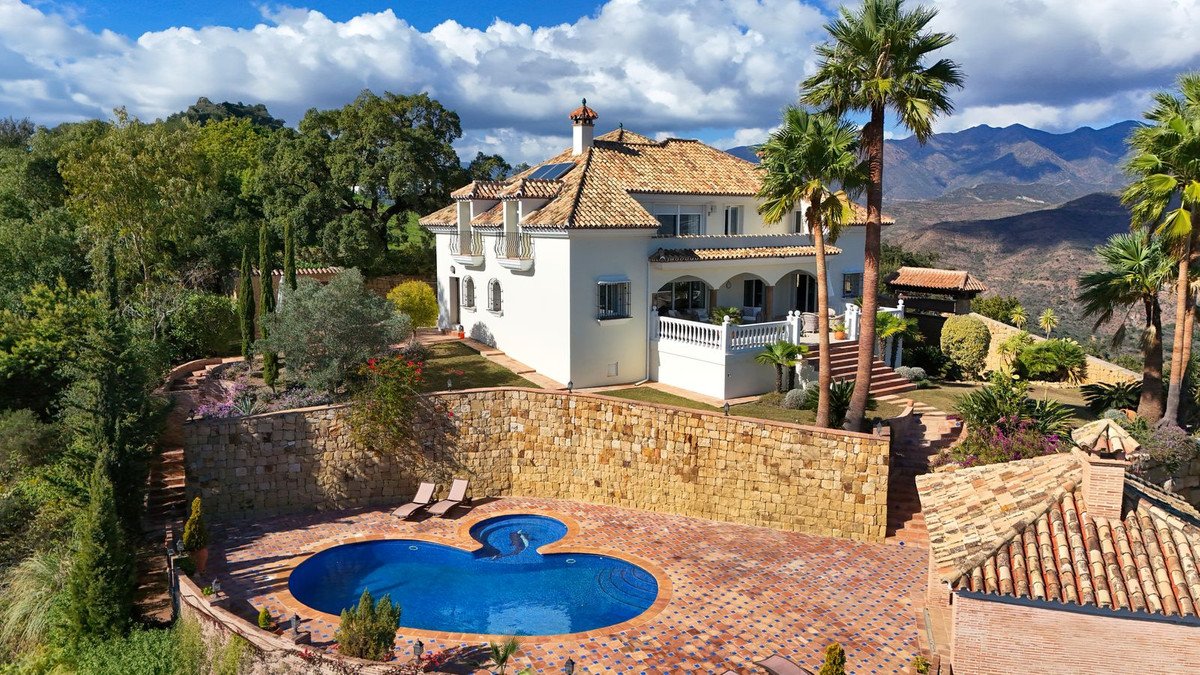 6 Bed Detached Villa in La Mairena