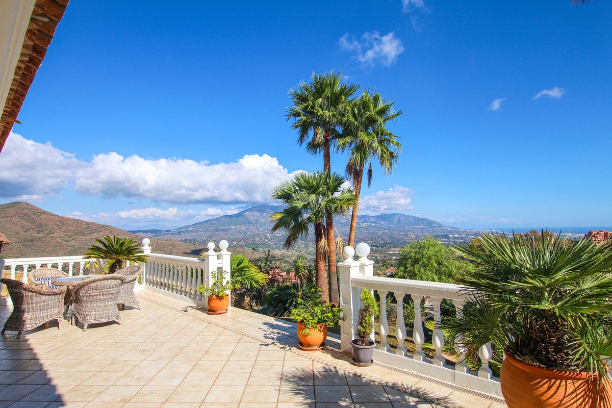 6 Bed Detached Villa in La Mairena