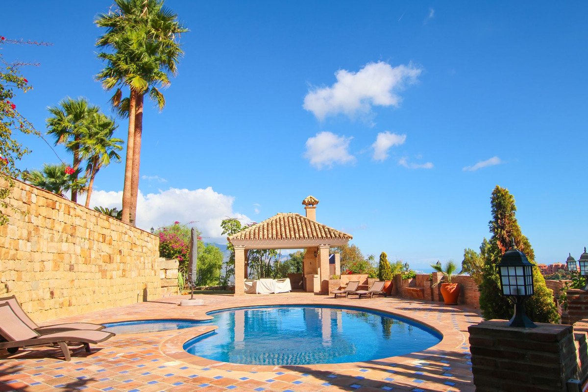 6 Bed Detached Villa in La Mairena
