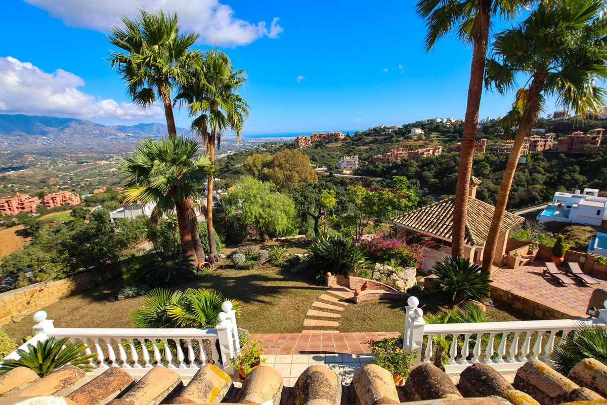 6 Bed Detached Villa in La Mairena