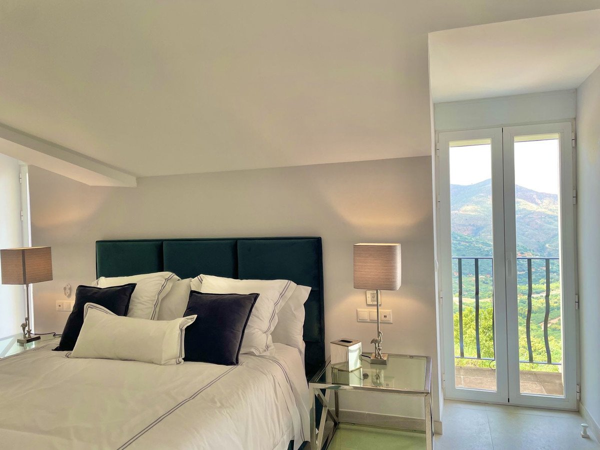 6 Bed Detached Villa in La Mairena