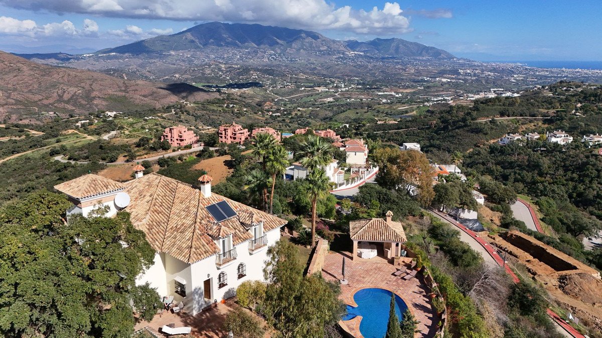6 Bed Detached Villa in La Mairena